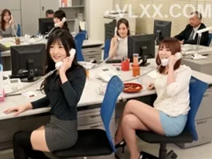 Nữ giáo viên vào nhà trọ dạy thêm cho cậu học trò sau giờ học