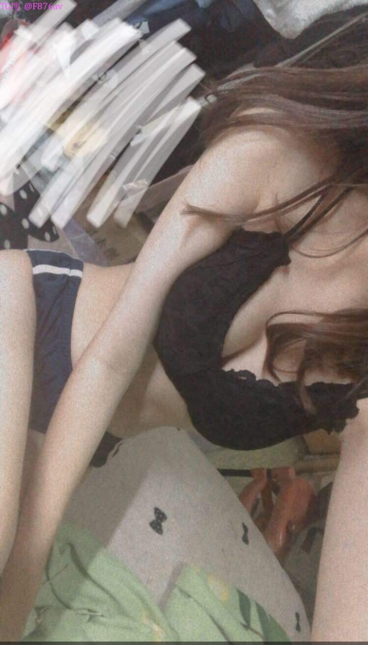 Buồn chán, cô nàng gạ em trai của bạn quan hệ và hứa không nói với ai