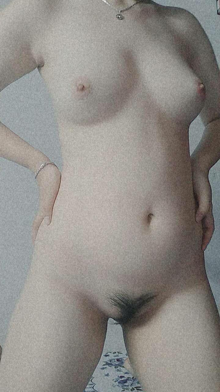 "Dùng sức mạnh để đẩy" Người đẹp gợi cảm thời trang cúp G, lấy bộ ngực ra và mút chúng, đưa máy đóng cọc vào, khiến cô gái đạt cực khoái 4-5 lần, nhấc mông cô ấy lên và tiến vào từ phía sau...