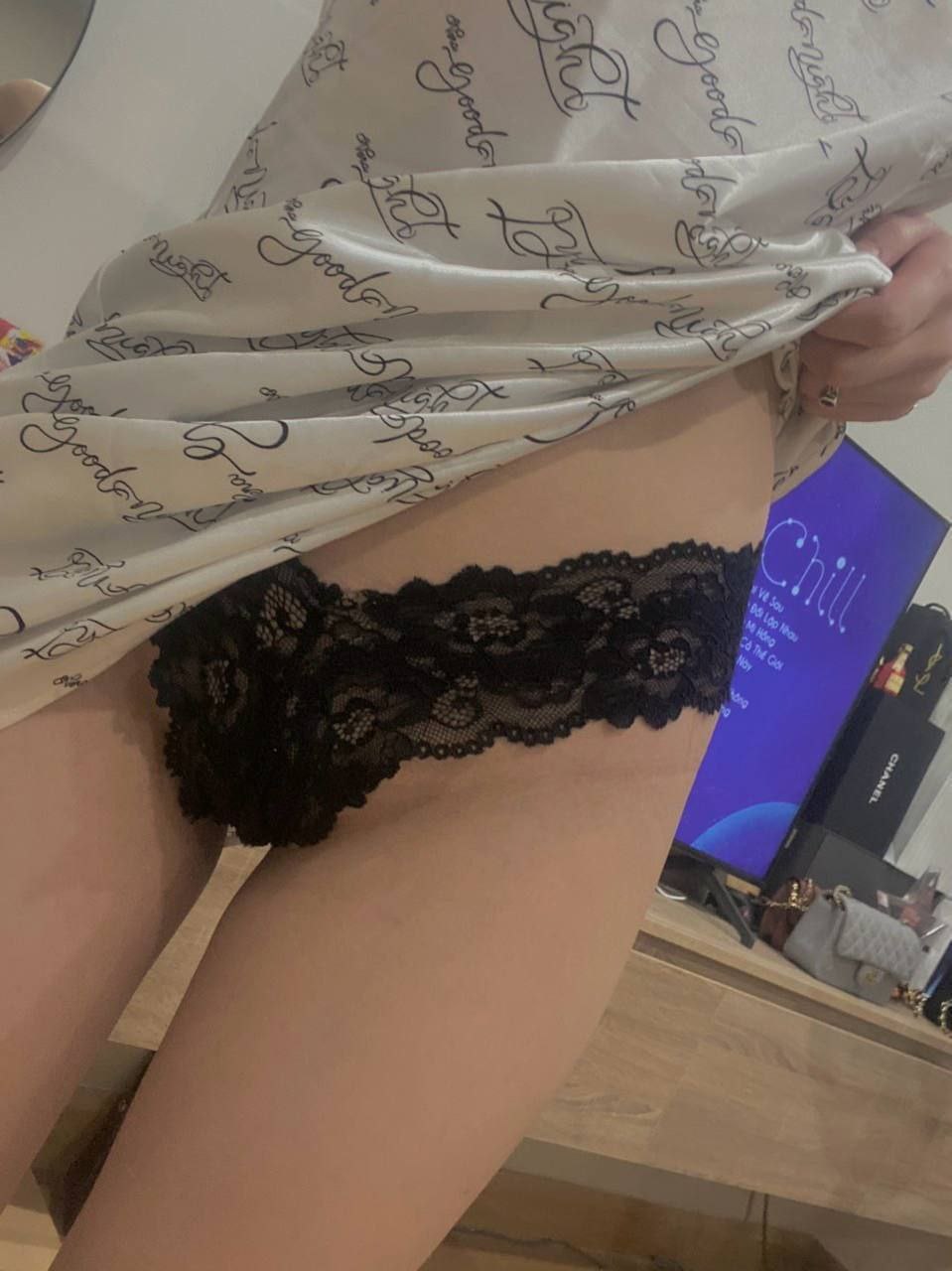 Chị gần nhà thường xuyên sang nhà tôi chơi khi biết tôi còn là trai tân